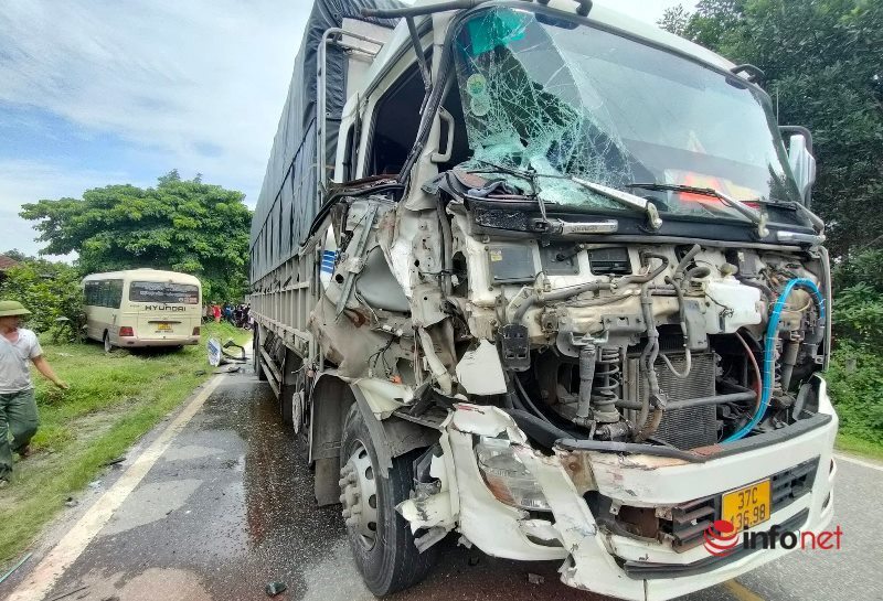 Hà Tĩnh: Xe tải nát bét đầu sau va chạm với xe khách, 2 người nhập viện cấp cứu