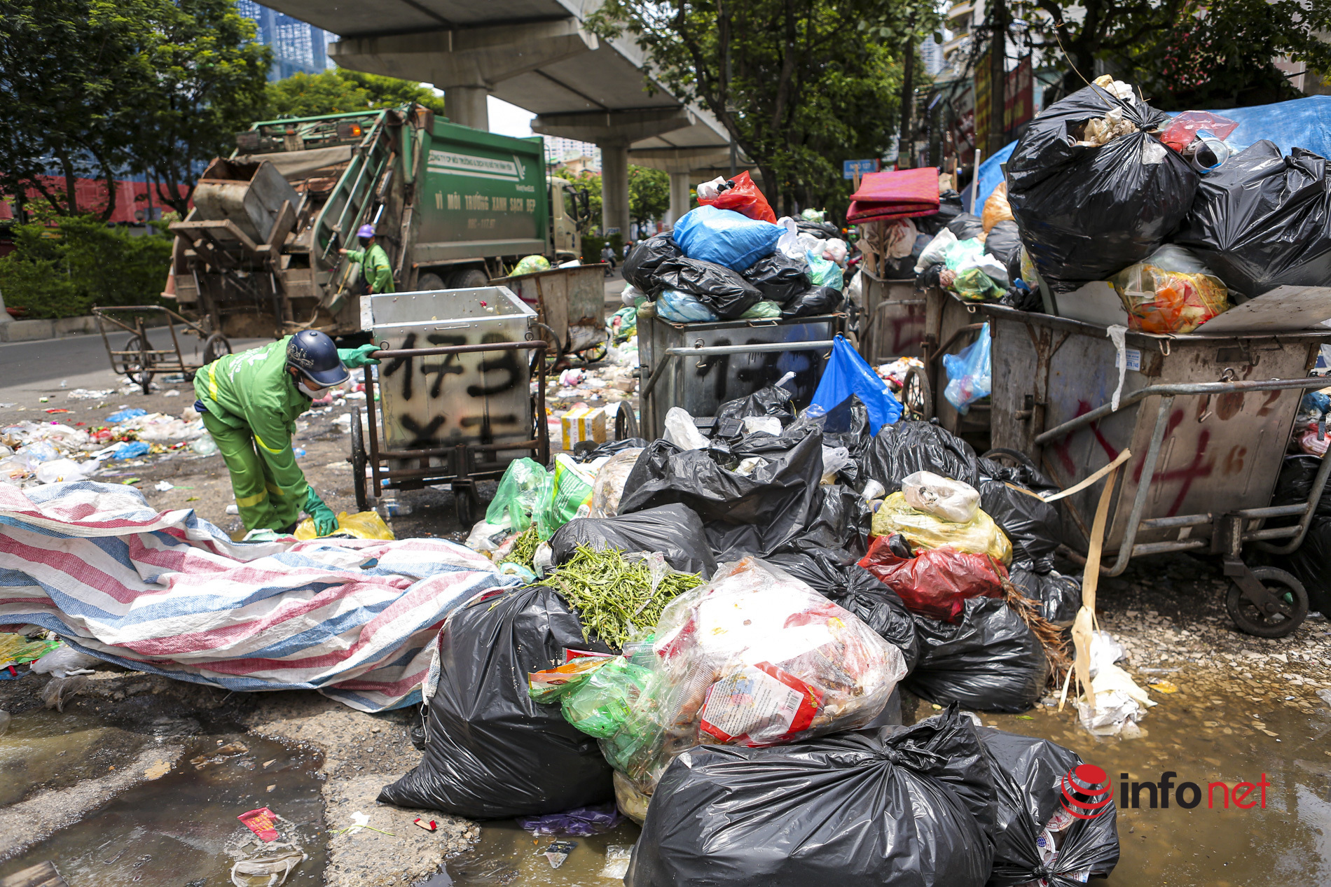 Hà Nội: Đường lên bãi rác Nam Sơn gặp khó, rác thải lại chất đống ở nhiều tuyến phố nội đô