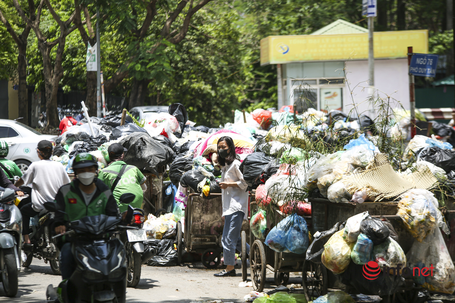 Hà Nội: Đường lên bãi rác Nam Sơn gặp khó, rác thải lại chất đống ở nhiều tuyến phố nội đô