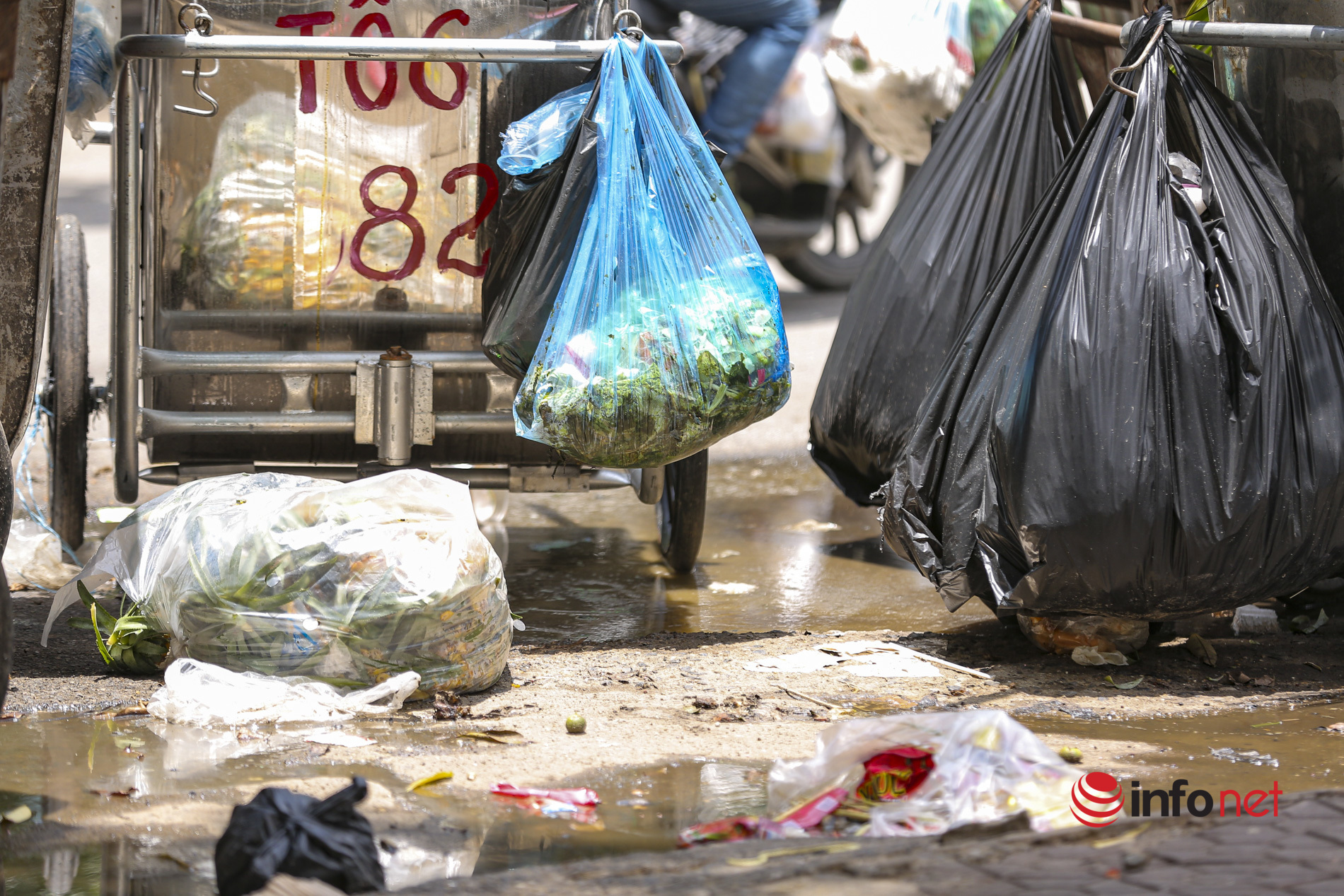Hà Nội: Xe khó lên bãi rác Nam Sơn, rác thải lại chất đống nội đô ngày nóng nực