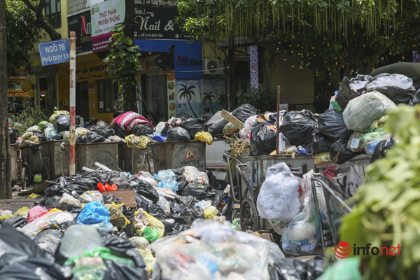 Hà Nội: Xe khó lên bãi rác Nam Sơn, rác thải lại chất đống nội đô ngày nóng nực