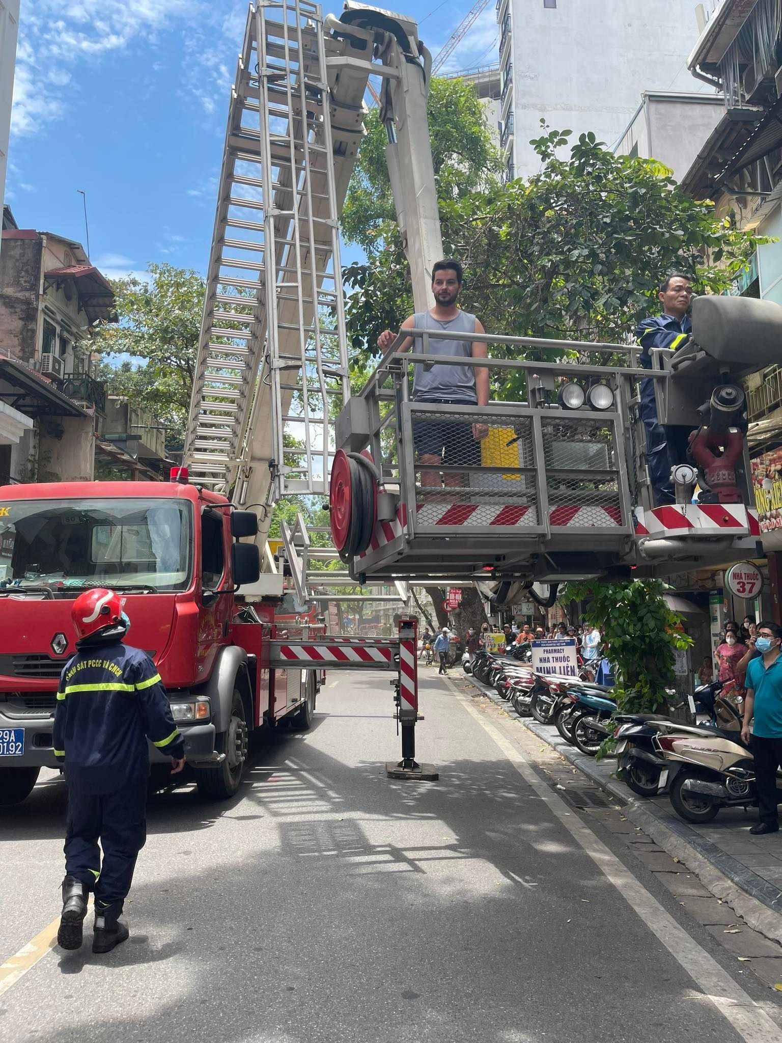 Cứu nhiều khách tây mắc kẹt trong đám cháy khách sạn Shining Central ở phố cổ Hà Nội