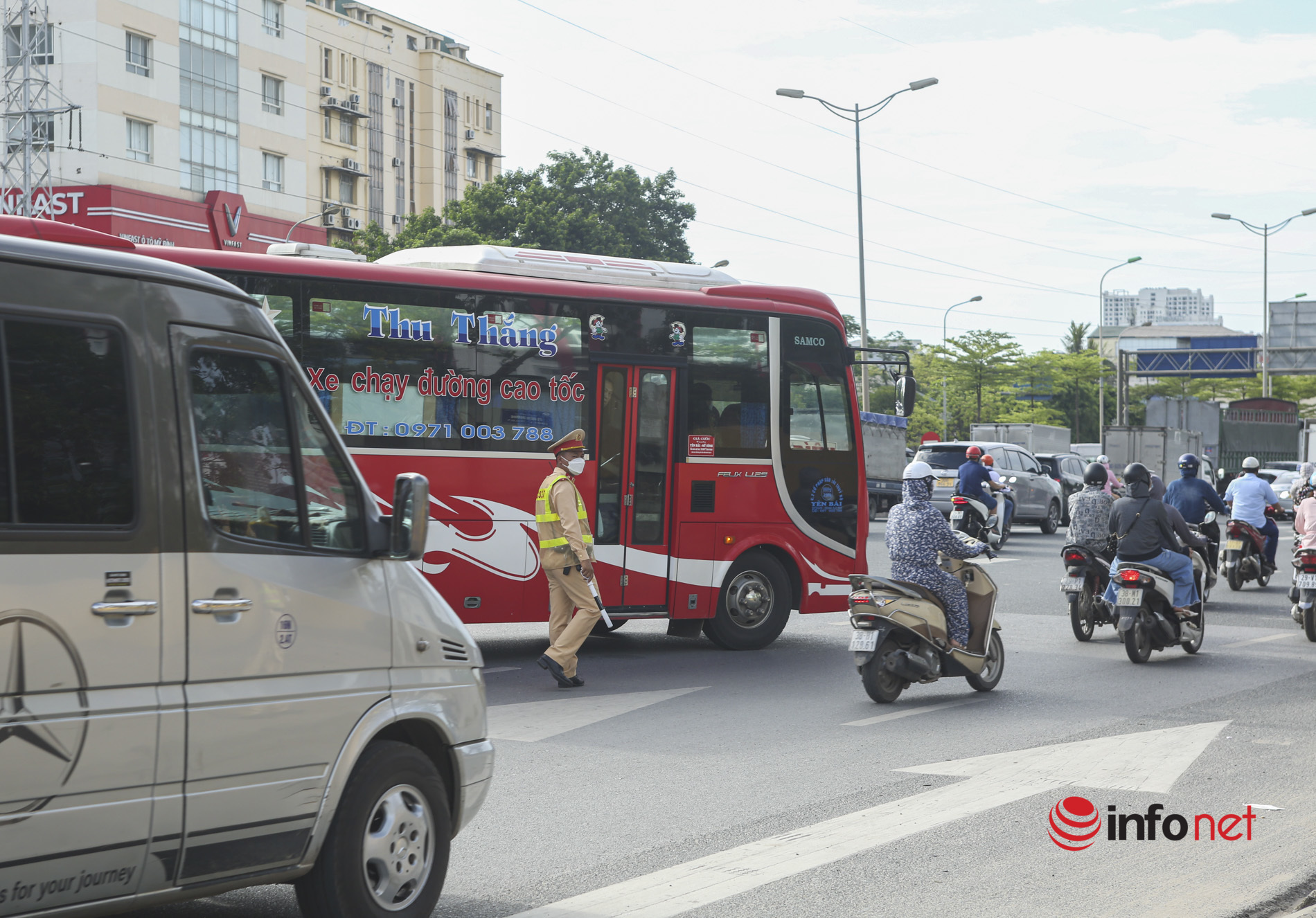 Hà Nội: Xe khách 'bò' chậm hơn xe đạp, 'trưng' biển chở hàng ngang nhiên dừng đón - thả khách giữa đường