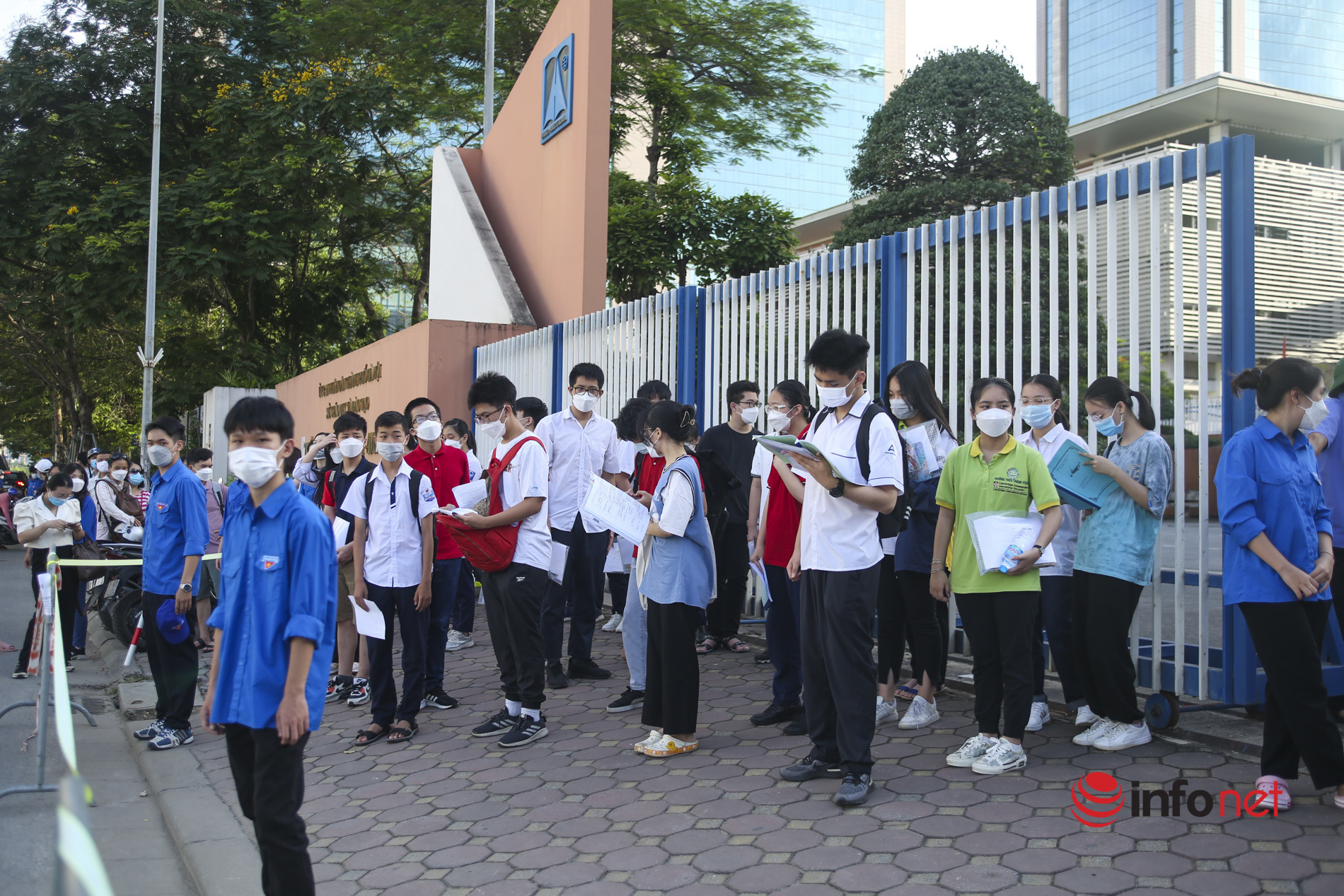 Hà Nội: Sĩ tử thi vào lớp 10 đến sớm, hồi hộp đứng ôn bài trước cổng trường