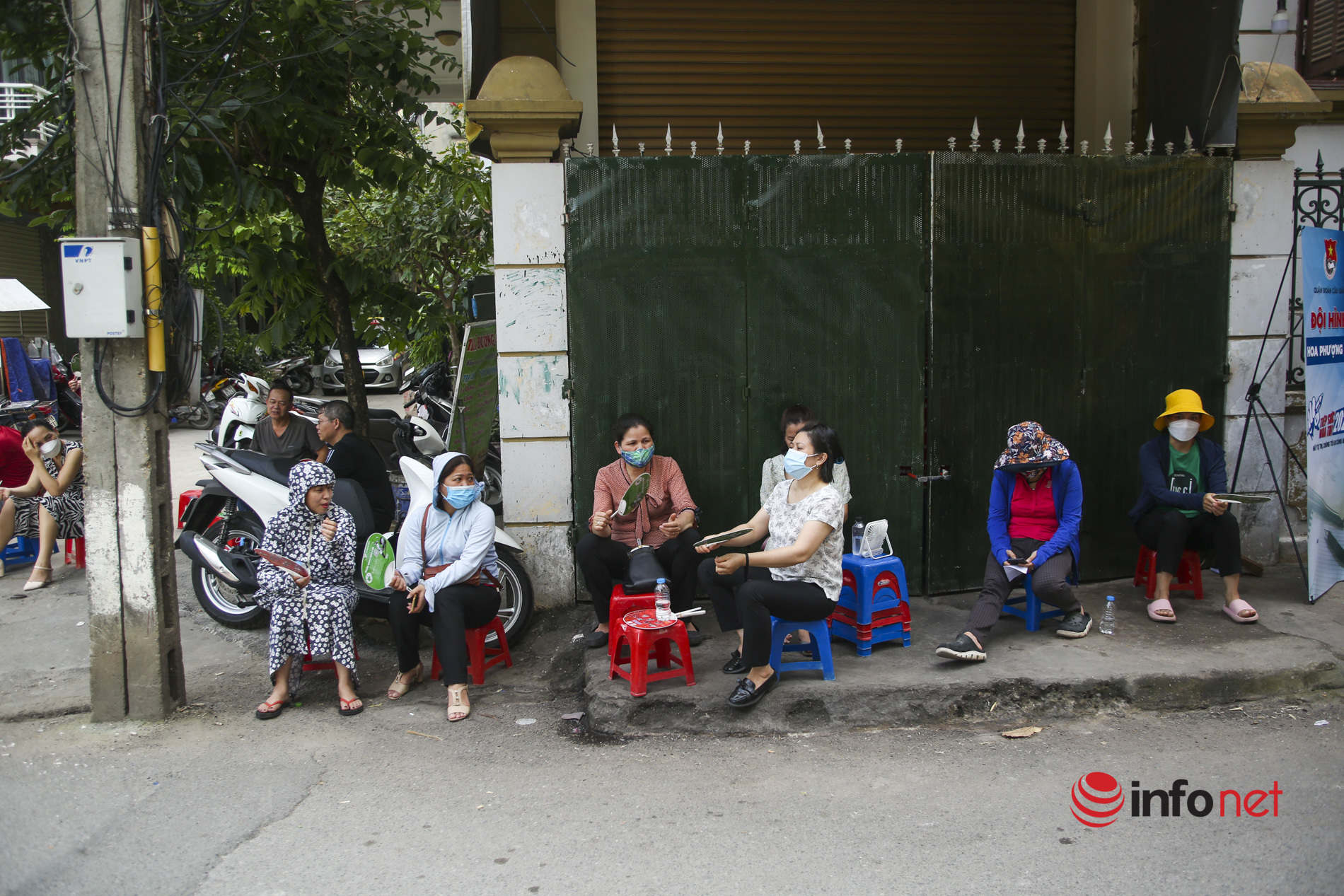 Hà Nội: Phụ huynh 'đội nắng', tranh thủ ngủ trên xe chờ con thi ở ngoài cổng trường