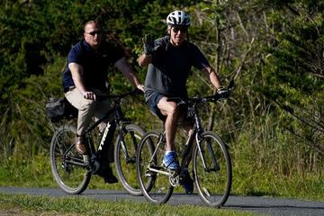 Cú ngã bất ngờ khỏi xe đạp của Tổng thống Mỹ Biden