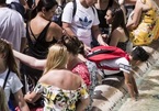 Cận cảnh người dân châu Âu đối phó với nắng nóng như ‘thiêu đốt’