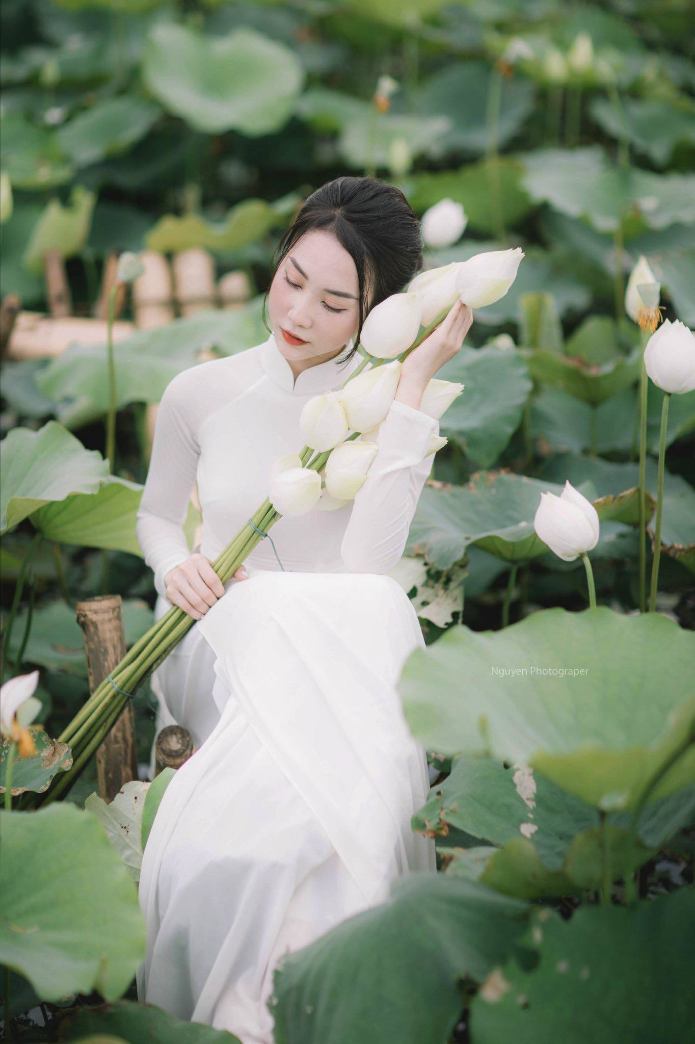 Nữ DJ khoe nhan sắc ‘gây thương nhớ’ bên đầm sen trắng thanh khiết