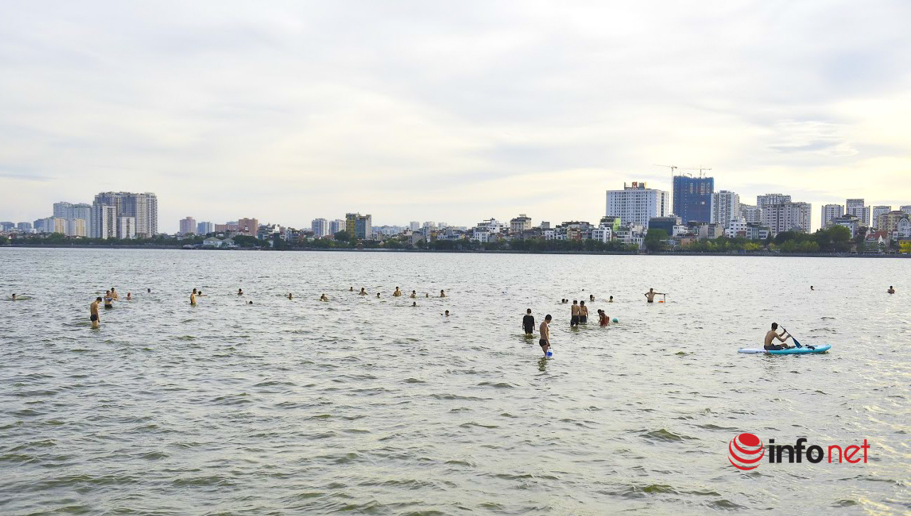 Hàng trăm người ùn ùn kéo nhau ra hồ Tây giải nhiệt trong ngày nắng nóng đỉnh điểm