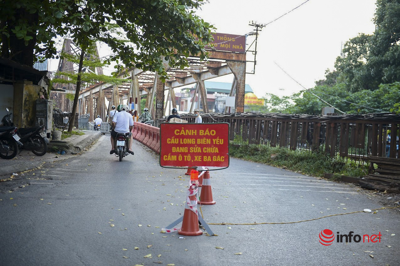 Hà Nội: Ngăn xe ô tô và ba gác lên cầu Long Biên bằng hàng rào, xe máy cũng 'méo mặt' quay đầu