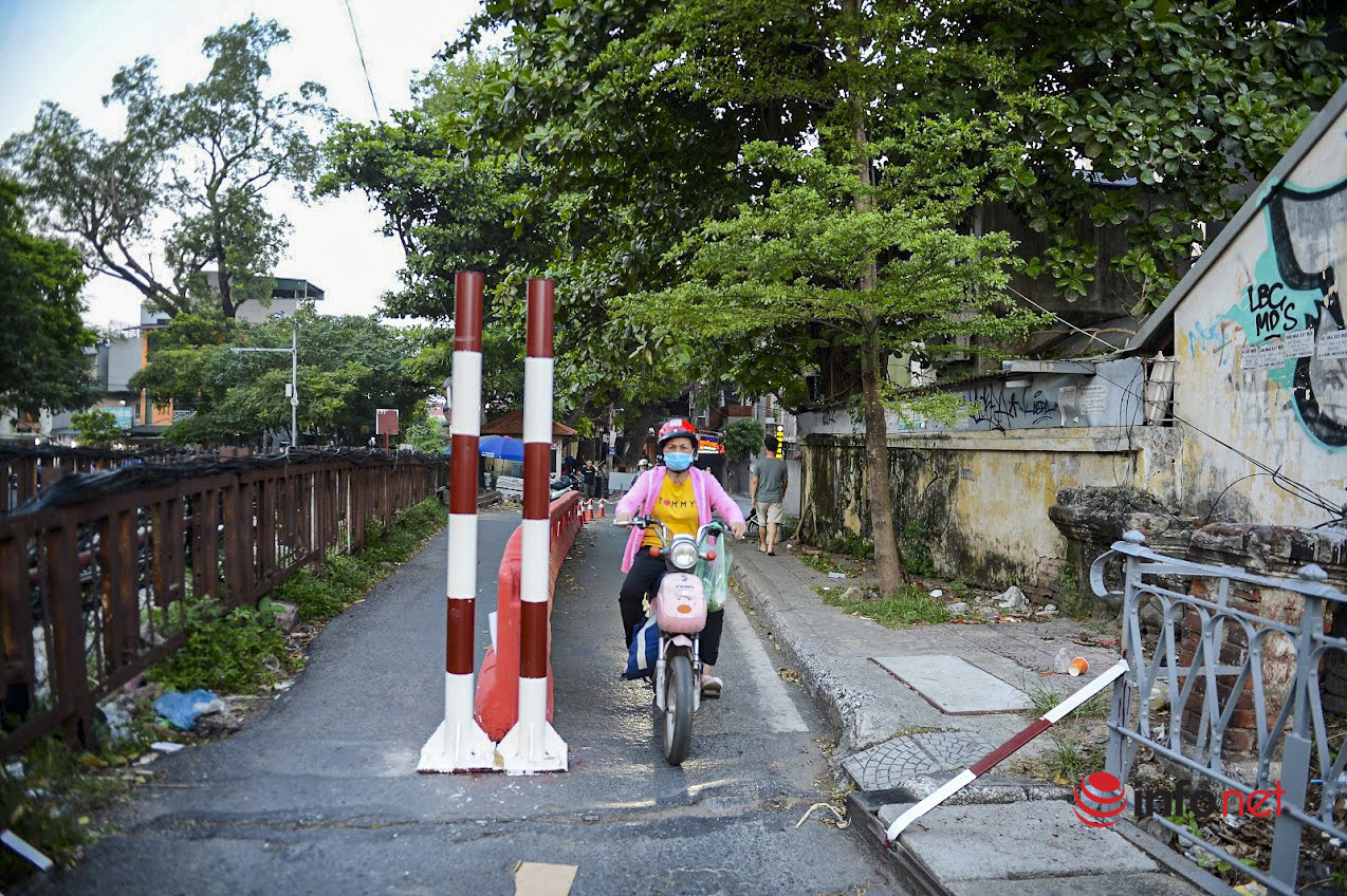 Hà Nội: Ngăn xe ô tô và ba gác lên cầu Long Biên bằng hàng rào, xe máy cũng 'méo mặt' quay đầu