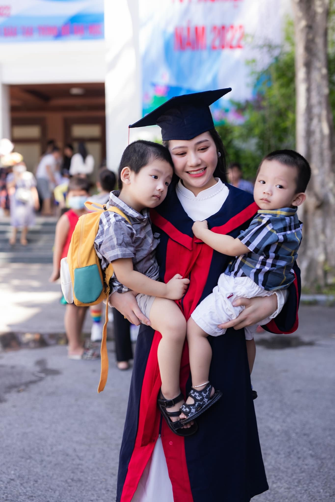 Nữ sinh xinh đẹp đẻ liền tù tì 2 con trai vẫn tốt nghiệp Đại học Vinh đúng hạn