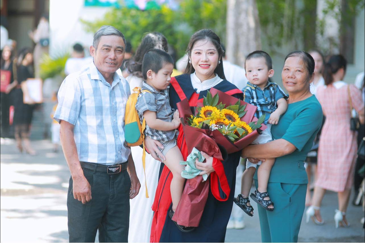 Nữ sinh xinh đẹp đẻ liền tù tì 2 con trai vẫn tốt nghiệp Đại học Vinh đúng hạn