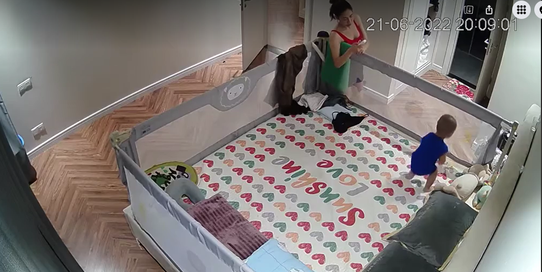 Xem clip em bé được rèn tự ngủ ngon lành trong 2 phút, các bà mẹ chia hai phe tranh luận