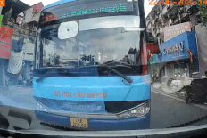 Xe bus Hà Nội lấn làn, ngang ngược chặn đầu xe con