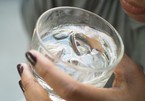 Thói quen uống nước đá vào mùa hè gây hại cho sức khỏe nhiều hơn bạn nghĩ