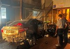 Giận vợ, Phó giám đốc lao ô tô vào công ty giày khiến 4 người thương vong, ô tô và kho hàng bốc cháy