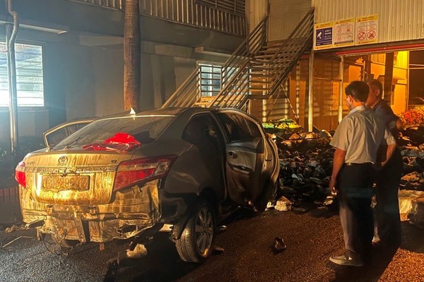 Giận vợ, Phó giám đốc lao ô tô vào công ty giày khiến 4 người thương vong, ô tô và kho hàng bốc cháy