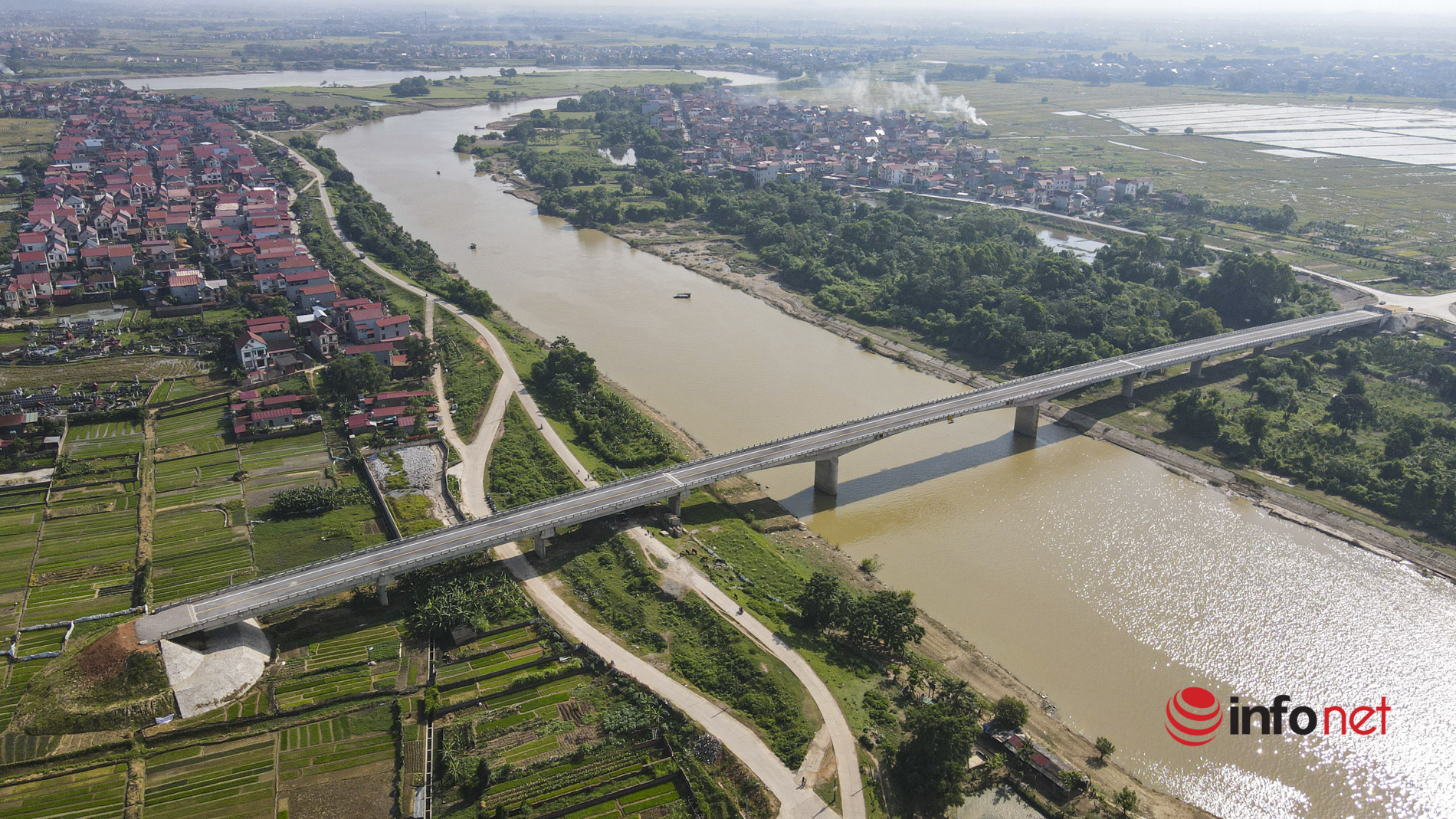 Cầu ''cụt'' trăm tỷ làm xong 2 năm vẫn bỏ không, người dân phải đi đò từ Hà Nội sang Bắc Giang