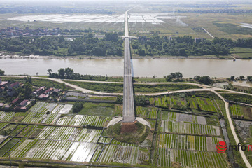 Cầu ''cụt'' trăm tỷ làm xong 2 năm vẫn bỏ không, người dân phải đi đò từ Hà Nội sang Bắc Giang