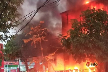 Nhà 2 tầng bốc cháy dữ dội lúc rạng sáng, nhiều tài sản bị thiêu rụi