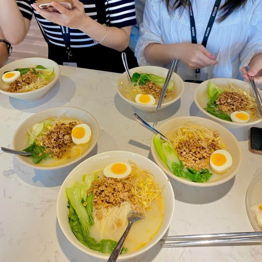 Trai đẹp Hà Nội 'mở bếp', tự tay nấu những bữa trưa hấp dẫn mời đồng nghiệp khiến ai nấy trầm trồ