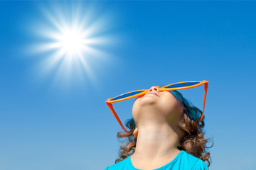 Nắng nóng kéo dài, tắt nắng có thể cho trẻ ra ngoài chơi?