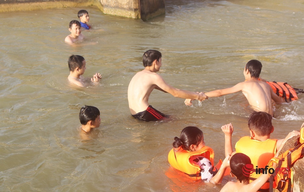 Nghệ An: Nắng như đổ lửa, người dân ùn ùn kéo ra sông, kênh thủy lợi tắm mát