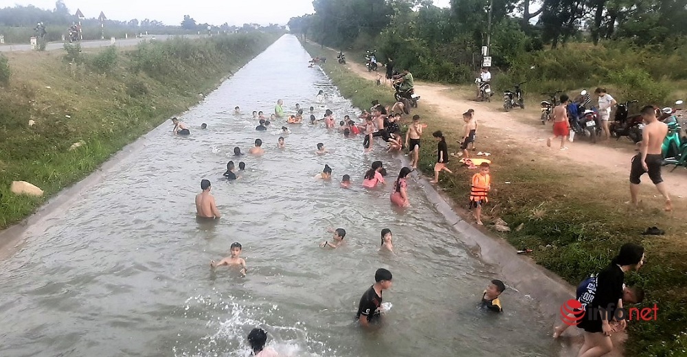 Nghệ An: Nắng như đổ lửa, người dân ùn ùn kéo ra sông, kênh thủy lợi tắm mát