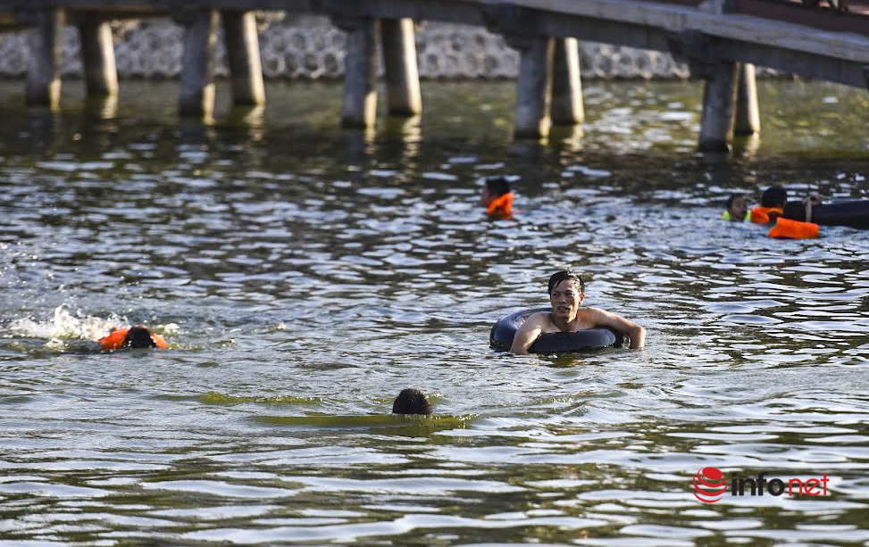 Hà Nội: Ao rộng 7.000m2 ô nhiễm được vớt rác, thay nước biến thành 'bể bơi', hàng trăm người bơi lội ngày nắng nóng