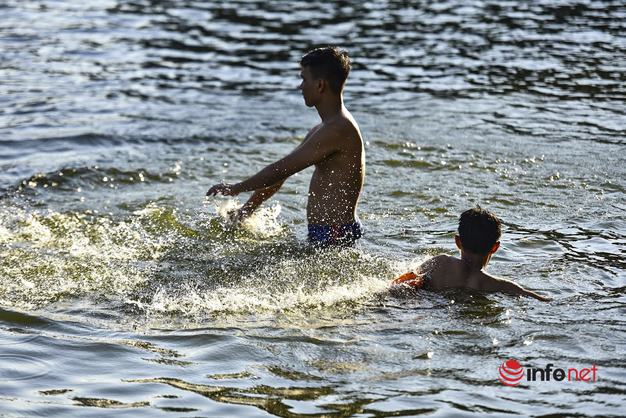 Hà Nội: Ao rộng 7.000m2 ô nhiễm được vớt rác, thay nước biến thành 'bể bơi', hàng trăm người bơi lội ngày nắng nóng