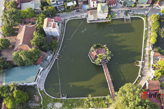 Hà Nội: Ao làng ô nhiễm được cải tạo thành 'bể bơi' rộng 7.000m2, ngày nắng nóng hàng trăm người đến tắm