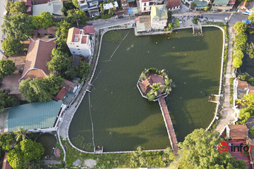 Hà Nội: Ao rộng 7.000m2 ô nhiễm được cải tạo thành 'bể bơi', hàng trăm người đến tắm ngày nắng nóng
