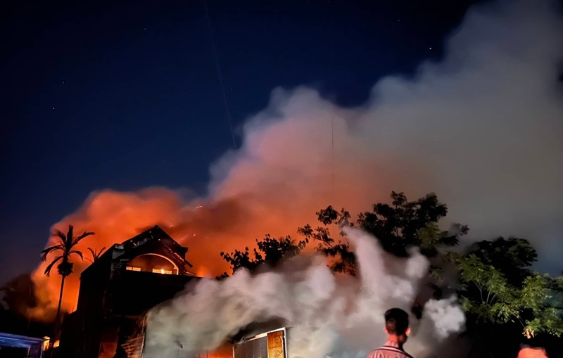 Quảng Nam: Căn nhà 2 tầng chìm trong “biển lửa” lúc đêm khuya