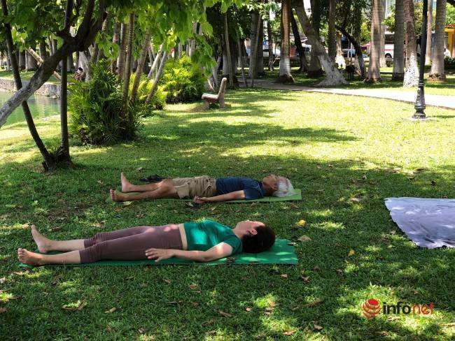 Đà Nẵng nắng nóng gay gắt, người dân đổ xô ra gầm cầu, công viên ngủ trưa
