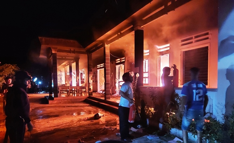 Trụ sở UBND xã bốc cháy ngùn ngụt trong đêm