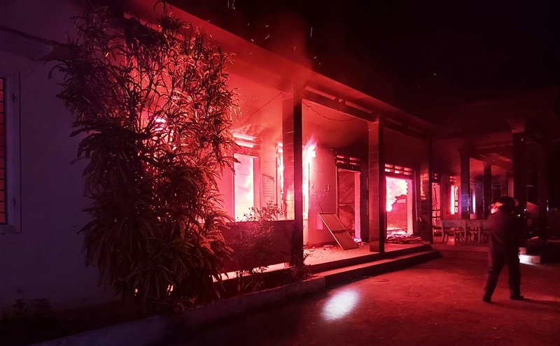 Trụ sở UBND xã bốc cháy ngùn ngụt trong đêm