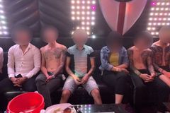 4 cô gái cùng 14 nam thanh niên xăm trổ tụ tập dùng ma túy trong tiệc sinh nhật ở quán karaoke