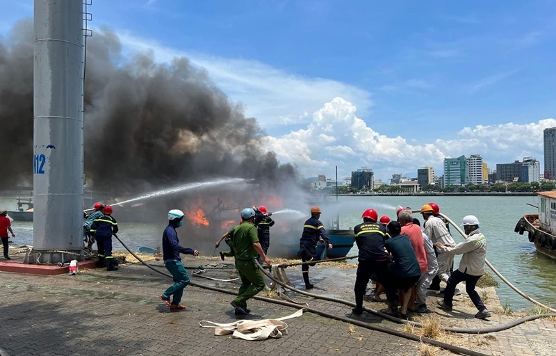 Hai tàu cá bốc cháy ngùn ngụt khi đang neo đậu trên sông Hàn