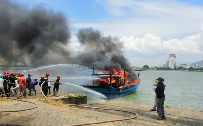 Hai tàu cá bốc cháy ngùn ngụt khi đang neo đậu trên sông Hàn