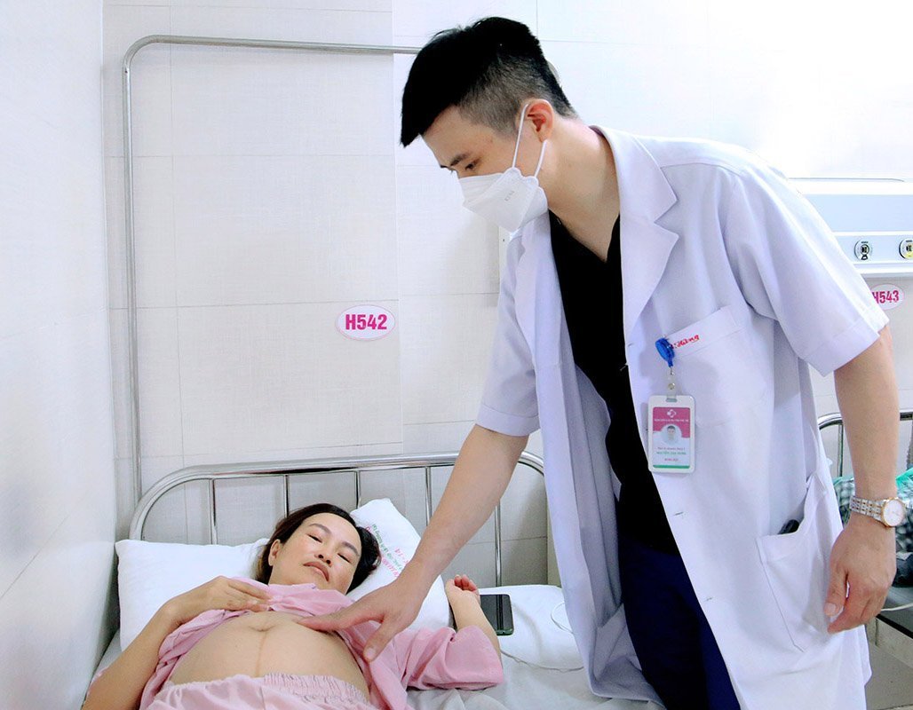 'Túm' tử cung giữ thai nhi 28 tuần trong bụng mẹ