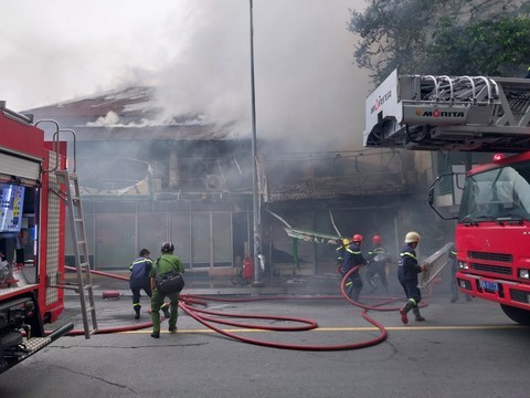 Cháy lớn tại cửa hàng tranh ở trung tâm TPHCM, di tản nhiều hộ dân