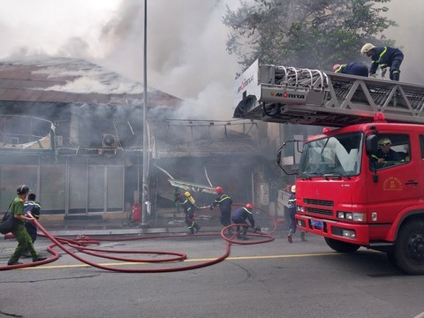 Cháy lớn tại cửa hàng tranh ở trung tâm TPHCM, di tản nhiều hộ dân