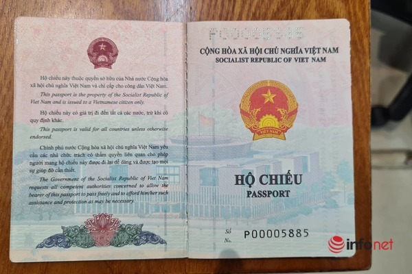 Người dân Hà Nội xếp hàng làm hộ chiếu theo mẫu mới