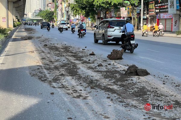 CSGT Hà Nội truy tìm lái xe chở đất làm rơi vãi nhiều km trên đường Nguyễn Trãi