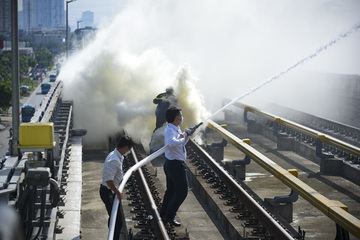 Diễn tập dùng cưa sắt phá cửa khoang tàu cứu người mắc kẹt trong đám cháy ga đường sắt Cát Linh - Hà Đông