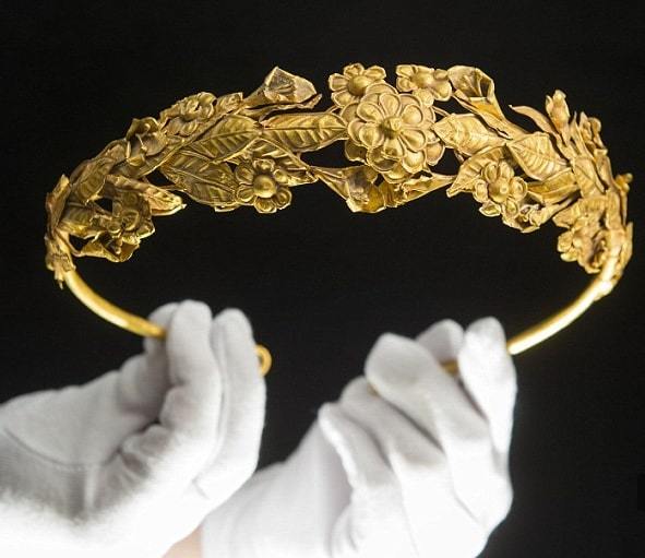 Sửng sốt phát hiện vương miện Hy Lạp hơn 2.300 tuổi bằng vàng dưới gầm giường - Ảnh 1.