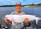 Cậu bé 15 tuổi câu được cá da trơn màu trắng quý hiếm