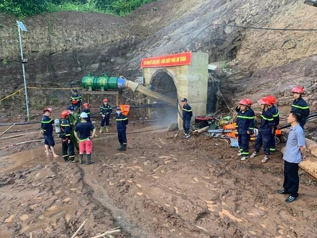 Nóng: Hàng trăm người hối hả giải cứu công nhân mắc kẹt trong hầm thủy điện ở Điện Biên