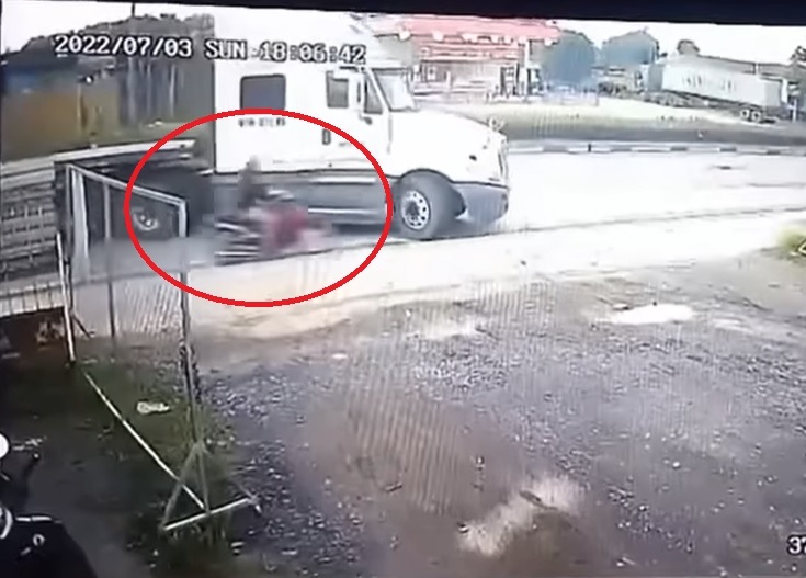 Nam thanh niên may mắn thoát nạn dưới bánh xe container
